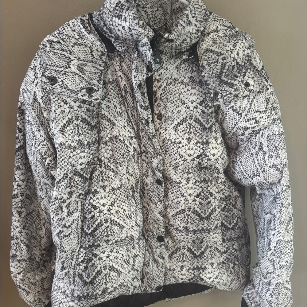 Varley Monochrome Patterned Puffer Jacket